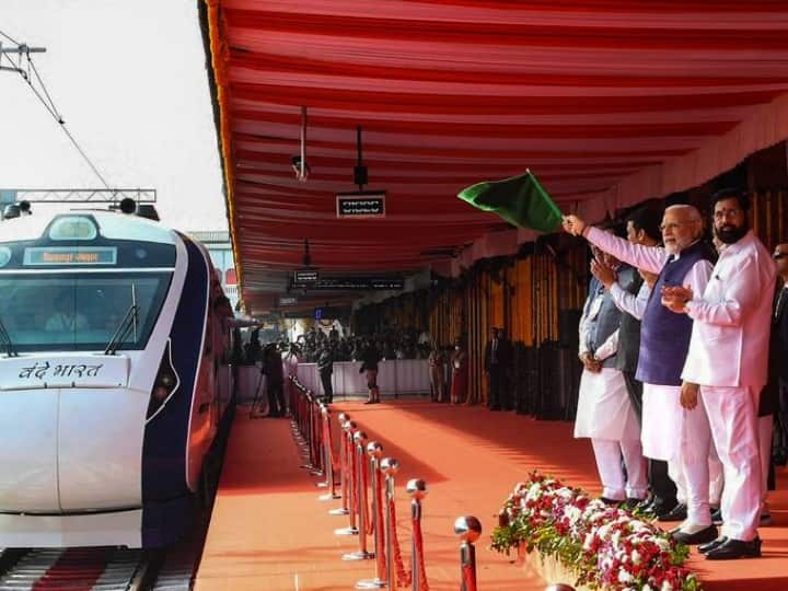 छत्रपति शिवाजी महाराज टर्मिनल (CSMT) से इन ट्रेनों को हरी झंडी दिखाकर प्रधानमंत्री नरेंद्र मोदी ने रवाना किया. इनमें से एक ट्रेन मुंबई से साईनगर शिरडी चलेगी. वहीं दूसरी ट्रेन सोलपुर के लिए चलेगी.