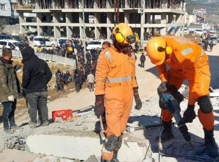 भूकंपग्रस्ताच्या मदतीसाठी एनडीआरएफच्या तीन पथकांना विशेषत: श्वानपथक, वैद्यकीय आणि इतर आवश्यक उपकरणांसह भारतातून तुर्कीला पाठवण्यात आलं आहे. NDRF ची पथकं ढिगाऱ्याखाली अडकलेल्या लोकांना बाहेर काढताना दिसत आहेत.