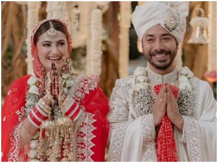 Drishyam 2 director Abhishek Pathak Ties The Knot with Shivaleeka Oberoi See Photos Abhishek Shivaleeka Wedding : ‘दृश्यम 2’ डायरेक्टर अभिषेक पाठक ने शिवालिका ओबेरॉय संग लिए सात फेरे, शादी की पहली तस्वीर आई सामने
