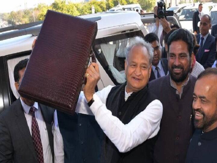 Rajasthan Budget Ashok Gehlot reads old budget for seven minutes Opposition claims leak Rajasthan Budget: 'சாரிப்பா...' பழைய பட்ஜெட்டை சட்டசபையில் படித்த ராஜஸ்தான் முதலமைச்சர் - என்னதான் நடந்தது?