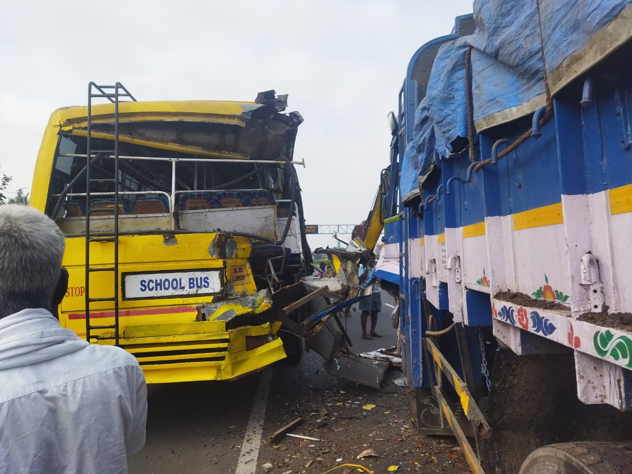 கடலூர் அருகே பள்ளி பேருந்து மீது மோதிய லாரி - அதிர்ஷ்டவசமாக உயிர் தப்பிய குழந்தைகள்