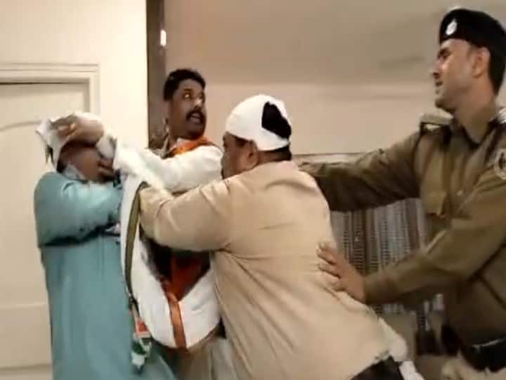 Bharat Jodo Yatra workers clashed with each other in Harmandir Sahib Gurdwara in Patna presence of Akhilesh Singh ann Bharat Jodo Yatra: हरमंदिर साहिब गुरद्वारा में भारत जोड़ो यात्रा के कार्यकर्ता आपस में भिड़े, अखिलेश सिंह की मौजूदगी में हुई मारपीट