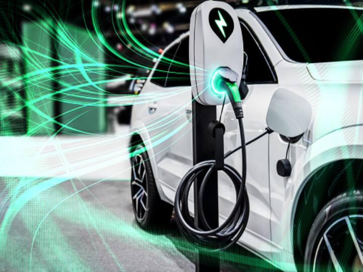 Know the numbers of electric vehicles in india electric vehicles in india Electric Vehicles in India: अगले कुछ सालों बड़ी संख्या में सड़कों पर दिखेंगी इलेक्ट्रिक और हाइब्रिड कारें, पढ़ें रिपोर्ट