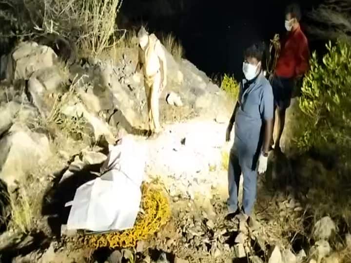 crime : Killing by stoning at Calquary. Recovery of male corpse in rotten condition TNN crime: திண்டுக்கல்லில் கல்குவாரியில் கல்லைக் கட்டி வீசி கொலை; ஆண் சடலம் அழுகிய நிலையில் மீட்பு