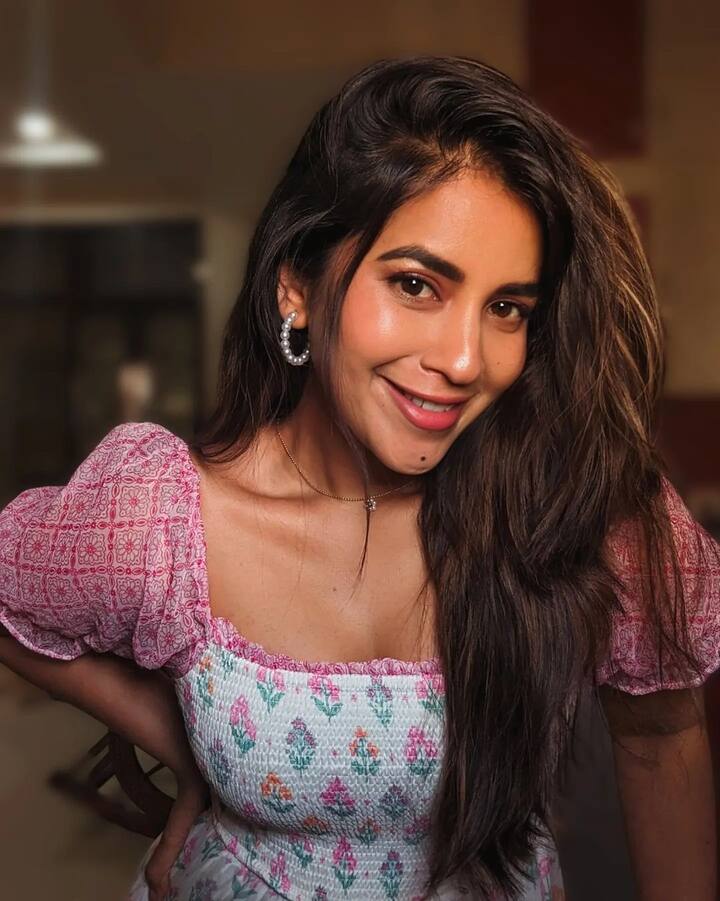 క్యూట్ స్మైల్ తో ఆకట్టుకుంటున్న ఈ చిన్నది అచ్చతెలుగమ్మాయి. Image Credit: Komalee Prasad/ Instagram