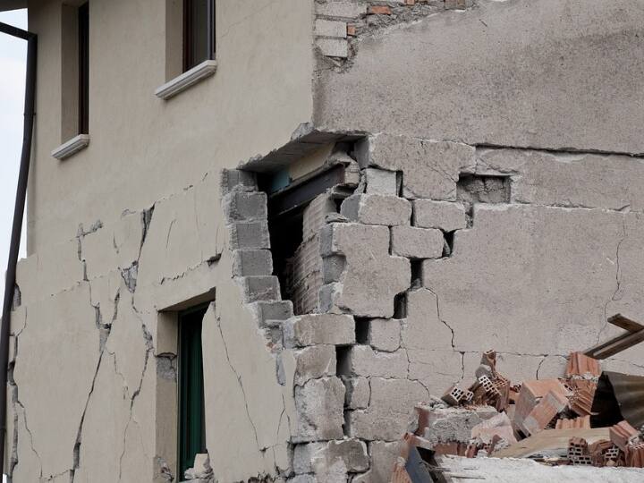 1964 में गुड फ्राइडे के दिन आए ग्रेट अलास्कन की तीव्रता 9.2 थी और यह 5 मिनट से थोड़ा कम समय तक चला. यह उत्तरी अमेरिका में दर्ज अब तक का सबसे शक्तिशाली भूकंप माना जाता है. इस भूकंप के झटकों से केवल नौ लोगों की मौत हुई, लेकिन दुनिया भर में इससे आई सुनामी में 100 से अधिक लोगों की मौत हुई थी. इसके प्रभाव से सुनामी की लहरें अंटार्कटिका तक पहुंच गई थीं और जापान, पेरू, मेक्सिको और न्यूजीलैंड के साथ-साथ अन्य तटीय क्षेत्रों में भी देखी गई.