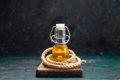 स्ट्रेस ले-ले कर हो गया है बुरा हाल, तो आज ही से करें इन 6 तेलों का इस्तेमाल