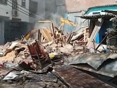 In Pics: दिल्ली के महरौली में मकानों पर चला DDA का बुलडोजर, घर बचाने के लिए JCB के आगे खड़े हुए लोग