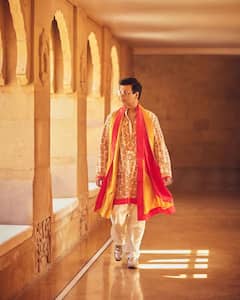 Karan Johar: சித்-கியாராவின் திருமணத்தில் கலர் - கலர் உடையில் வந்து கலக்கிய கரண் ஜோஹர்!