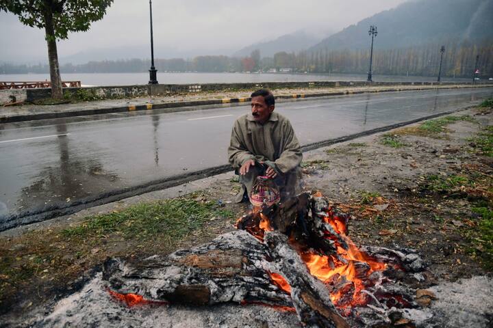 12,13 आणि 14 फेब्रुवारी दरम्यान राज्यातील किमान तापमानात घट होण्याची शक्यता हवामान विभागानं (Meteorological Department) वर्तवली आहे. यामुळं उत्तर विदर्भ आणि उत्तर महाराष्ट्रात थंडीचा प्रभाव अधिक जाणवण्याची शक्यता आहे.