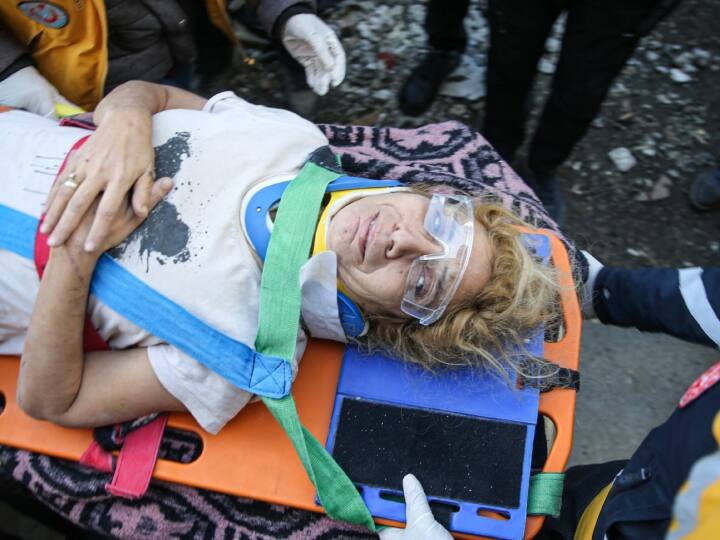 उज्बेकिस्तान के बचाव दल ने 32 साल के एक शख्स को 100 घंटे मलबे के नीचे दबे रहने के बाद बाहर निकाला. वहीं एक औरत जब 94 घंटे के बाद मलबे से बाहर निकली तो रो कर रेस्क्यू टीम के सदस्य को कहा कि तुम मेरे बेटे जैसे हो. मैं चार दिनों से सो नहीं पा रही थी.