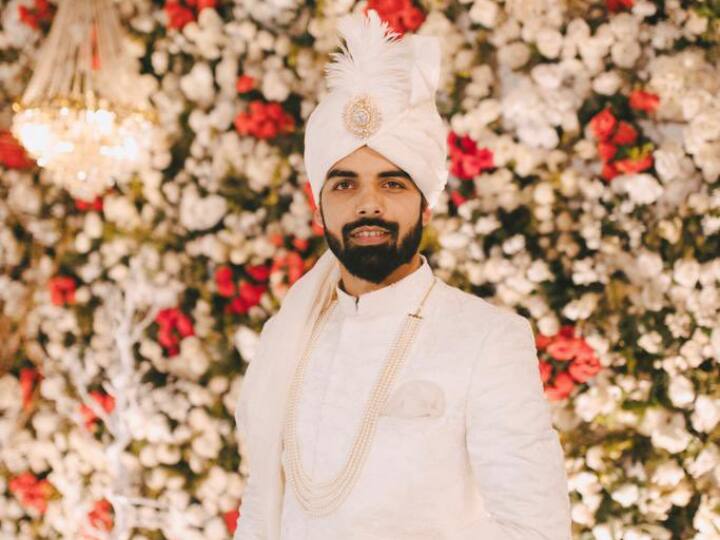 Shadab Khan Wedding Photos: पाकिस्तान क्रिकेट टीम लेग स्पिनर शादाब खान ने पाकिस्तानी पूर्व दिग्गज खिलाड़ी सकलैन मुश्ताक की बेटी के साथ निकाह करने के बाद 10 फरवरी को वलीमा किया.