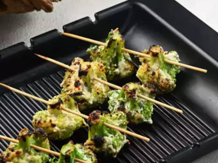 मलाई ब्रोकोली आप पार्टी, फेस्टिवल पर बनाने के लिए एक आसान और स्वादिष्ट ऐपेटाइज़र है. यदि आप अपनी पार्टी के लिए एक अलग स्टार्टर की तलाश कर रहे हैं, तो यह आपके लिए एकदम सही स्नैक है. इस रेसिपी को बनाने के लिए ब्रोकली के फूलों को पहले से ब्लैंच किया जाता है और एक क्रीमी मैरिनेड के साथ लेपित किया जाता है. इसमें इलायची,गरम मसाला जैसे मसालों को मिलाया जाता है. फिर इसे ओवन में भुना जाता है. फिर चीज़ से टॉपिंग करें. आप स्मोकी स्वाद के लिए मलाई ब्रोकली को तंदूर में भी पका सकते हैं.