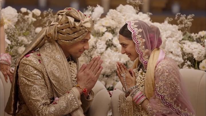बॉलिवूड अभिनेत्री कियारा आडवाणी आणि सिद्धार्थ मल्होत्राने लग्नसोहळ्यानंतर एकमेकांसोबतचे रोमॅंटिक फोटो शेअर करत चाहत्यांना आनंदाची बातमी दिली.