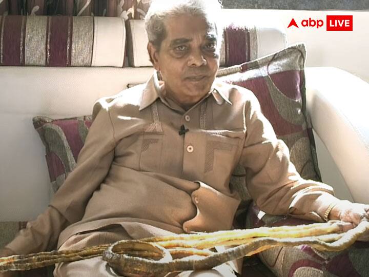 श्रीधर चिल्लाल महाराष्ट्र के पुणे से ताल्लुक रखते हैं, उन्होंने 1952 के बाद अपने बाएं हाथ के नाखून नहीं काटे, उनके अंगूठे के नाखून की लंबाई 197.8 सेंटीमीटर थी जबकि सभी नाखूनों की संयुक्त लंबाई 909.6 सेंटीमीटर थी.