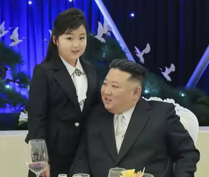 विशेष म्हणजे याआधी महिनाभर किम जोंग उन प्रसारमाधमांसमोर दिसला नव्हता. त्यामुळे किम जोंग उन आजारी असल्याच्या चर्चा रंगल्या होत्या. मात्र आता किम जोंग त्याच्या मुलीसह समोर आला आहे.(PC : AFP)