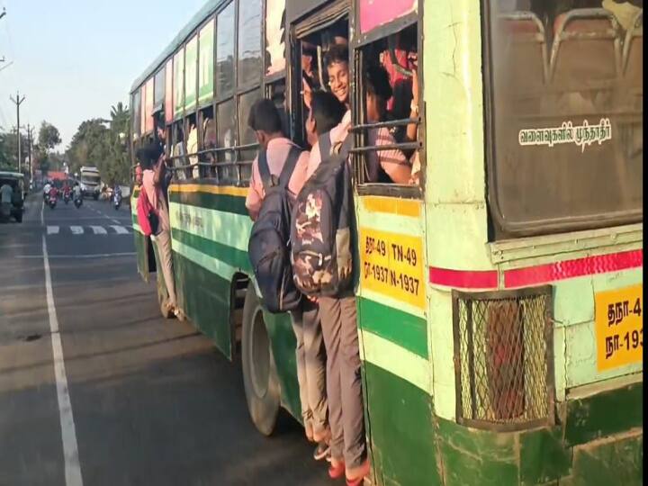 government bus from Nagai to Mayiladuthurai, the students stood on the bus steps without realizing the danger TNN ஆபத்தை உணராமல் படியில் பயணம் செய்யும் மாணவர்கள் - பெற்றோர்களுக்கு சமூக ஆர்வலர்கள் விடுக்கும் கோரிக்கை