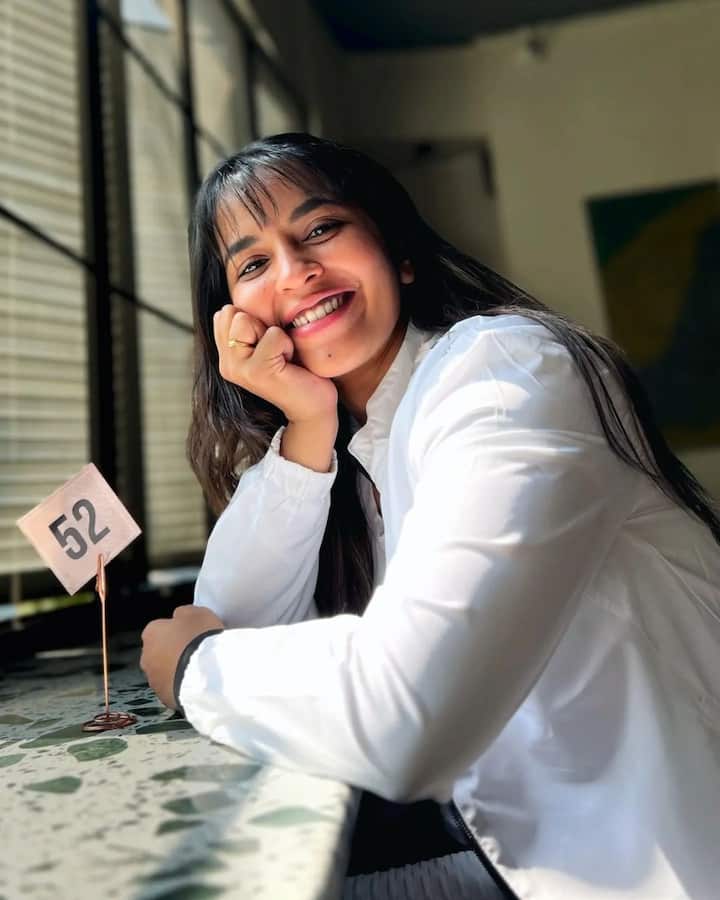 ప్రస్తుతం శశివదనే సినిమాలో నటిస్తోంది. Image Credit: Komalee Prasad/ Instagram