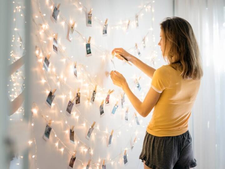 Promise Day 2023 Gift Ideas decorate couple photos on wall with lighting clips from Amazon Flipkart Promise Day पर कपल फोटो को लाइटिंग क्लिप से दीवार पर सजाएं, पुराने पल याद कर खुश हो जाएंगे पार्टनर