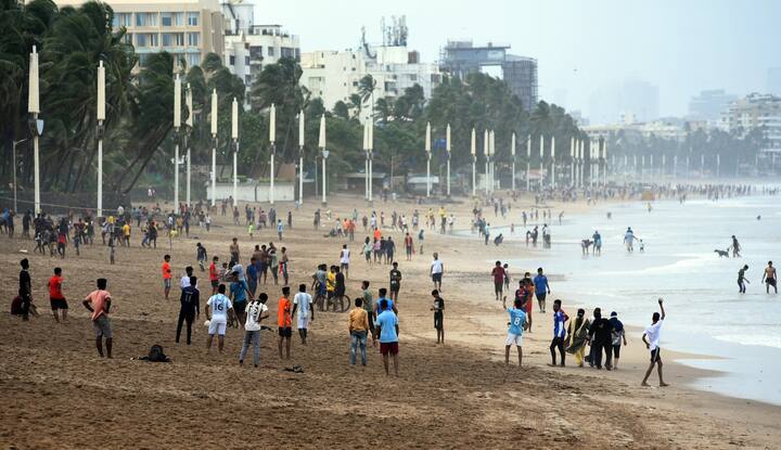 राज्यातील तापमानात (Temperature) सातत्याने चढ उतार होत आहे. कधी थंडीचा कडाका (Cold Weather) तर कधी ढगाळ वातावरण जाणवत आहे.