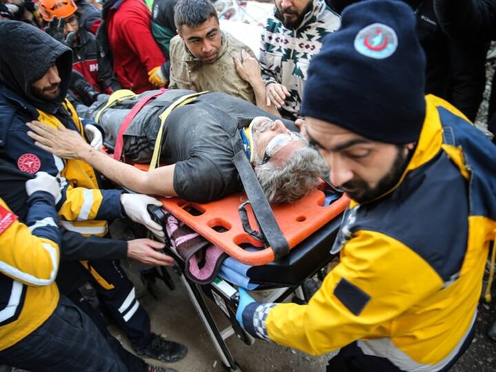 तुर्किए में बचाव दल ने शुक्रवार (10 फरवरी) को इमारत के मलबे से डेढ़ साल की बच्ची को बाहर निकाला, जो अपने परिवार के अन्य सदस्य के साथ 96 घंटे तक दबी रही थी.