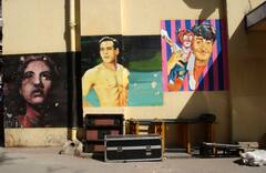 Bombay Talkies: जब बॉलीवुड फिल्मों के पोस्टर्स से गुलजार होती थीं मुंबई की सड़कें, मिनटों में हाउसफुल हो जाते थे थिएटर्स, देखें तस्वीरें