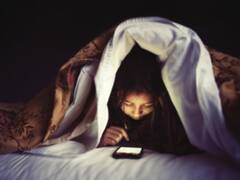 स्मार्टफोन ने छीन ली महिला की आंखों की रोशनी, क्या आपको भी है अंधेरे में फोन चलाने की आदत? जरूर पढ़ें ये खबर