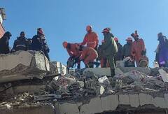 Turkey Earthquake : क्योंकी इन्सानियत अभी भी जिंदा है... तुर्की महिलेने बचाव करणाऱ्या भारतीय महिला अधिकाऱ्याला केलं Kiss, मनं जिंकतेय NDRF टीम