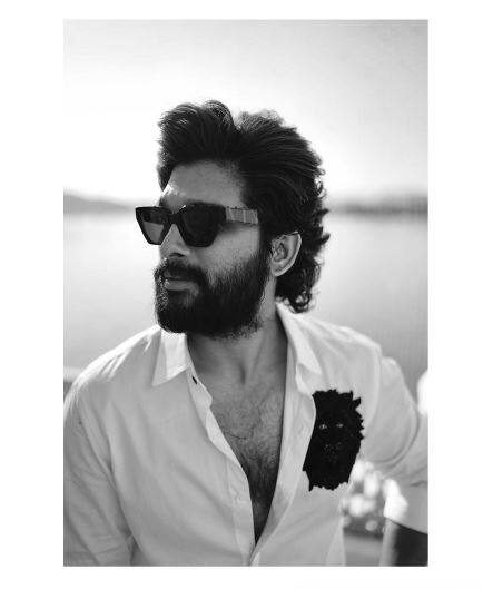 Donning the white shirt with a Lion printed on the chest truly signifies what our stylish star is all about. Moreover, those black shades are something that is multiplying his hotness.
