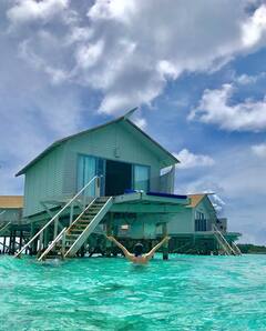 Madalsa Sharma: अनुपमा की 'काव्या' पर समंदर किनारे चढ़ा ऐसा खुमार, ट्रांसपैरेंट कपड़ों में दिखाया हुस्न का जलवा