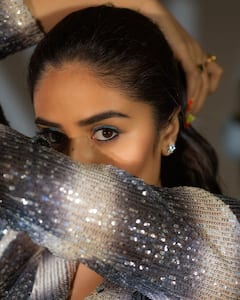 Anchor Sreemukhi: జిగేల్ డ్రెస్ లో రాములమ్మ అందాల కనువిందు