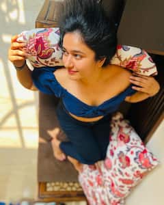 Poonam Bajwa : ‘கையில் மிதக்கும் கனவா நீ..’ வித்தியாசமான போட்டோ ஷூட் மூலம் காலை வணக்கம் சொன்ன பூனம் பாஜ்வா!