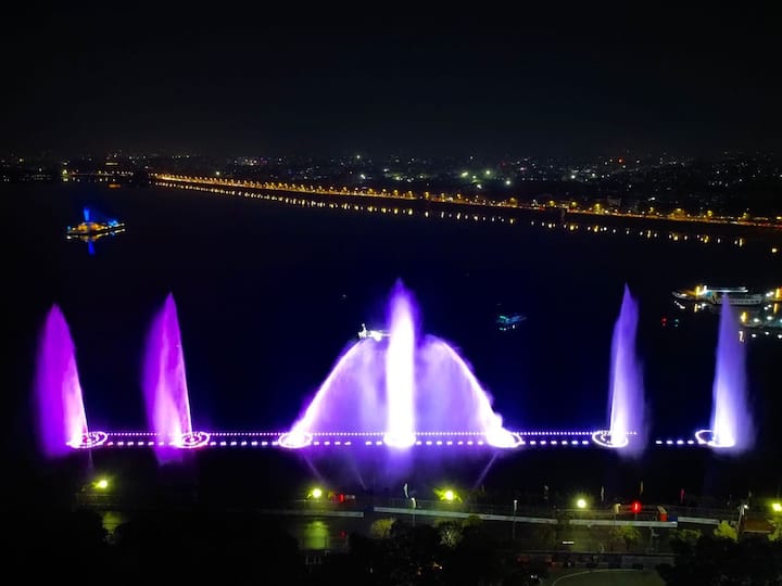 country’s largest musical floating fountain started in Hussain Sagar Lake by ministers Talasani, Mahamood Ali Hussain Sagar: హుస్సేన్ సాగర్‌లో జిల్‌జిల్ జిగా‌జిగా! దేశంలోనే బిగ్గెస్ట్, అదిరిపోయే అట్రాక్షన్ - వీడియో