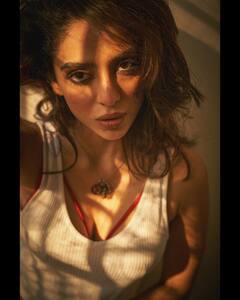 Sobhita Dhulipala: సూర్య కాంతిలో శోభిత సోకుల విందు