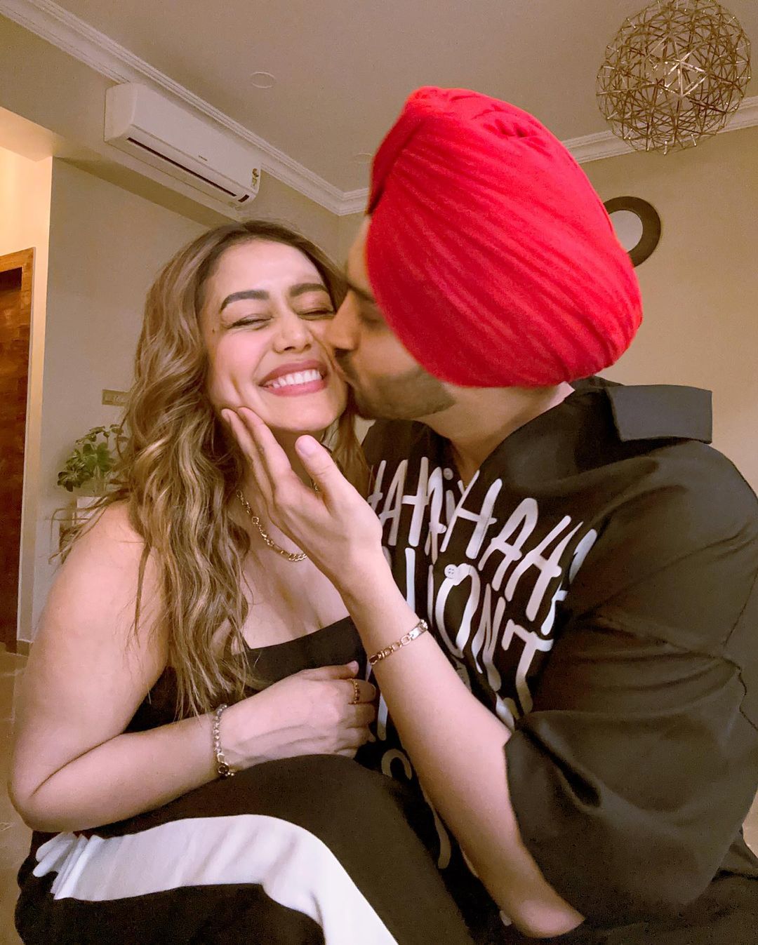OH-SO-ROMANTIC! Neha Kakkar-Rohanpreet Singh Lock Lips As They Celebrate  The Day Of Love, Couple Cuts Cake In Latest PHOTOS