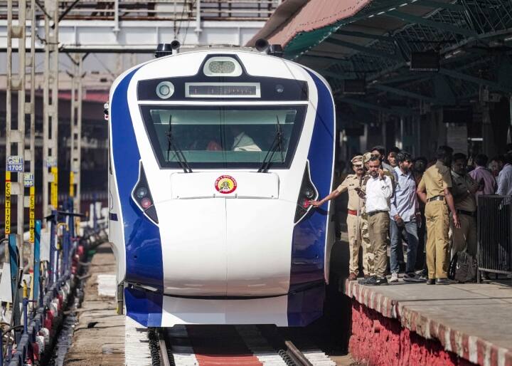 PM Modi Flag of Two Vande Bharat Train Mumbai-Solapur Mumbai-Sainagar Shirdi Fare Route Details Mumbai Vande Bharat Train: मुंबई-सोलापुर और शिरडी वंदे भारत ट्रेन के किराए का हुआ एलान, जानें- टिकट के दाम