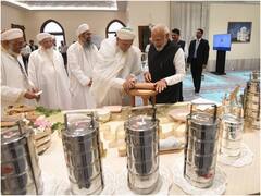 जब दाऊदी बोहरा समुदाय के बीच पहुंचे पीएम मोदी, बेली रोटी, सैयदना मुफद्दल सैफुद्दीन का हाथ थामे आए नजर, देखें तस्वीरें
