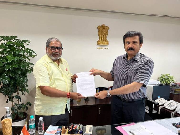 Maharashtra Agriculture News Raju Shetti met State Chief Secretary Manukumar Srivastava Raju Shetti : शेतकऱ्यांना प्रोत्साहनपर अनुदान नेमकं कधी मिळणार? राजू शेट्टींनी घेतली राज्याच्या मुख्य सचिवांची भेट 