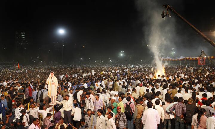 इस अंतिम यात्रा में  लालकृष्ण आडवाणी, स्व. अरूण जेटली, स्व. सुष्मा स्वराज, मेनका गांधी समेत बीजेपी के कई दिग्गज नेता शामिल हुए थे. इसके अलावा, राजीव शुक्ला, अमिताभ बच्चन, शरद पवार और अनिल अंबानी मौके पर मौजूद रहे थे.