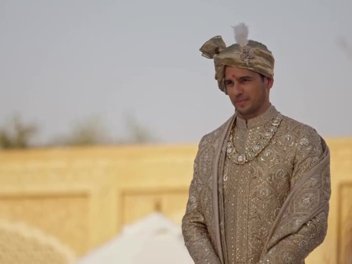 Sidharth Malhotra was also seen in a stunning beige Sherwani with zari work and embellishments. He also wore a necklace and a turban. (Image Source: Instagram)