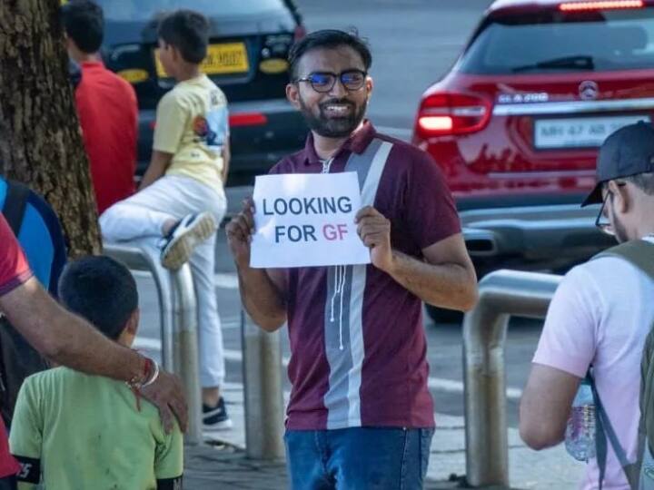 Man looking for girlfriend on Mumbai Marine Drive ahead of Valentine Day picture goes viral Valentine Day 2023: 'वैलेंटाइन डे' से पहले मुंबई के मरीन ड्राइव पर गर्लफ्रेंड तलाशता दिखा शख्स, तस्वीर वायरल