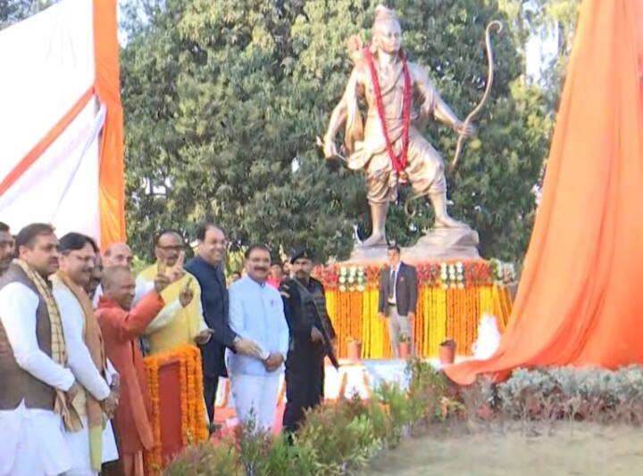 Yogi Adityanath and Rajnath Singh unveiled the grand statue of Laxman at Lucknow airport ann Lucknow News: नाम बदलने की मांग के बीच लखनऊ एयरपोर्ट पर लगी लक्ष्मण की भव्य मूर्ति, राजनाथ सिंह ने किया अनावरण