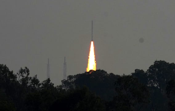 इस्रोच्या 'बेबी रॉकेट'मधून तीन उपग्रहांचं यशस्वी प्रक्षेपण