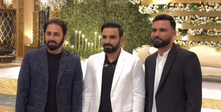 शादाब खान के वलीमे में पाकिस्तानी क्रिकेट के कई पूर्व और वर्तमान खिलाड़ियों ने शिरकत की. इस दौरान पूर्व पाकिस्तान स्पिन गेंदबाज सईद अजमल के साथ वर्तमान में टीम के सदस्य फखर जमान भी दिखे. (फोटो सोर्स - सोशल मीडिया)