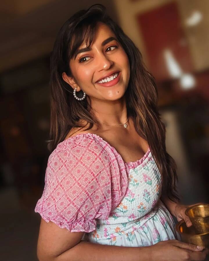 కోమలీ ప్రసాద్ మీద ఒక నెటిజన్ పోలీస్ కంప్లైంట్ ఇస్తానని అంటున్నాడు ఎందుకో తెలుసా? మరీ ఇంత అందంగా ఉంటే సింగిల్స్ ఏమైపోవాలని ఫన్నీ గా ఈ ఫోటోకి కామెంట్ పెట్టాడు.  Image Credit: Komalee Prasad/ Instagram