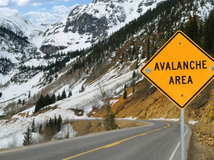 Avalanche Warning: जम्मू-कश्मीर के 12 जिलों में हिमस्खलन की चेतावनी, लोगों को एहतियात बरतने की सलाह