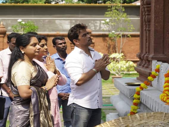 MLC Kavitha : నటుడు అర్జున్ నిర్మించిన హనుమాన్ ఆలయంలో ఎమ్మెల్సీ కవిత పూజలు MLC Kavitha : నటుడు అర్జున్ నిర్మించిన హనుమాన్ ఆలయంలో ఎమ్మెల్సీ కవిత పూజలు