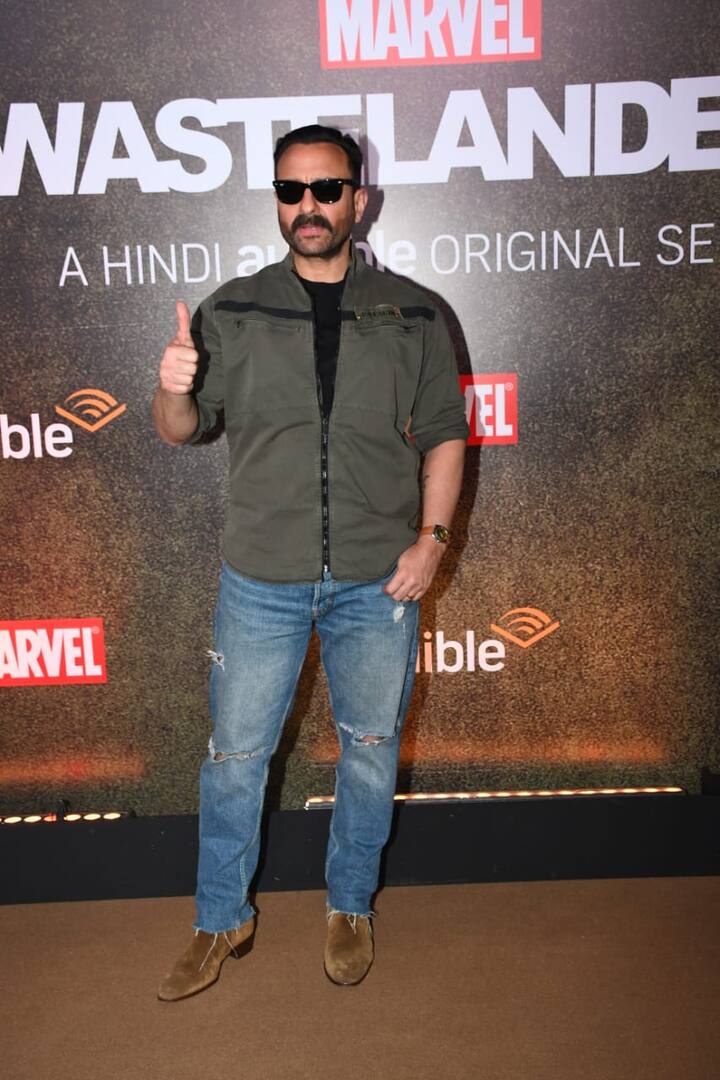 करीना कपूर खान को फैशन और स्टाइल में टक्कर देते हुए सैफ अली खान ने रिप्ड डेनिम जींस और जैकेट में कूल और कैजुअल एंट्री मारी