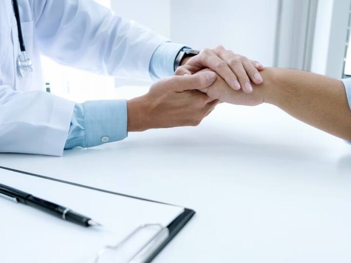 चिरंजीवी स्वास्थ्य बीमा योजना को मई 2021 में शुरू किया गया था. इसके तहत मेडिकल टेस्ट कवरेज और फ्री इलाज की सुविधा दी जाती है.