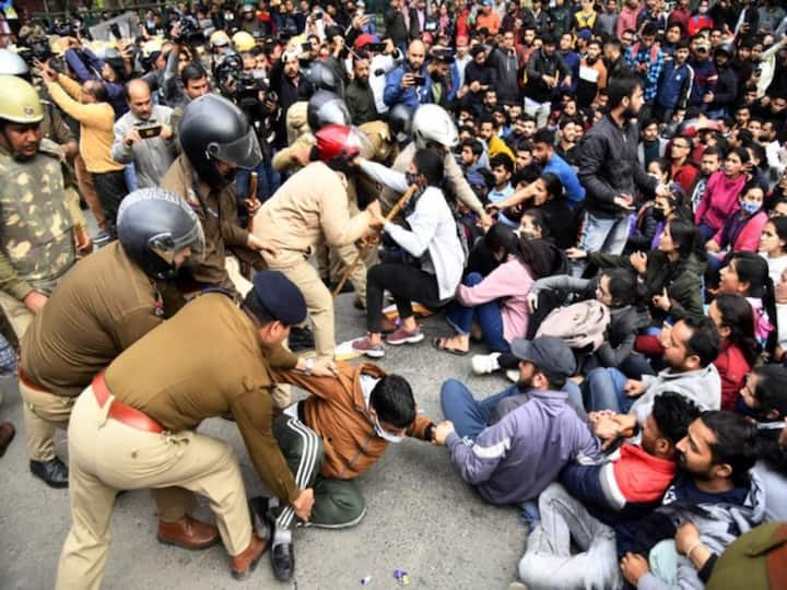 Unemployed Youth Protest In Dehradun 13 Arrested 15 Policemen Injured In Stone Pelting Section 144 Imposed Unemployed Youth Protest In Dehradun: 13 Arrested, 15 Policemen Injured In Stone Pelting. Section 144 Imposed
